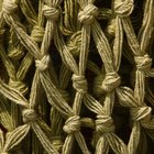 Como consertar um fio puxado de um suéter de tricô solto 