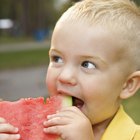 Cómo hacer que los bebés comiencen a masticar su comida