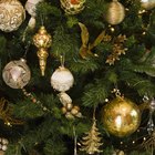 Cómo construir un árbol de navidad para exteriores con un cono de alambre de pollo
