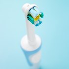 Como remover a cabeça de uma escova de dentes elétrica CrossAction da Oral-B