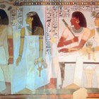 ¿Cuáles son algunas características de las pinturas murales egipcias?