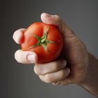 Cómo utilizar una cuchara para sacar pulpa de tomate