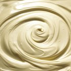 Cómo hacer que el chocolate blanco derretido con aceite vegetal quede menos espeso