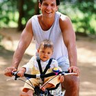 Montar en bicicleta con un niño en remolque