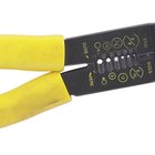 Cómo instalar conectores de tope en los cables eléctricos