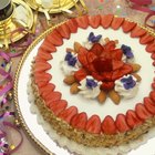 Cómo cortar las fresas en formas extravagantes para decorar tartas y pasteles