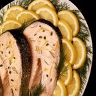 ¿Cuántas calorías tiene un filete de salmón a la parrilla o al horno?