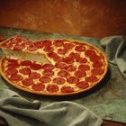 Actividades para niños pequeños haciendo pizza de pepperoni