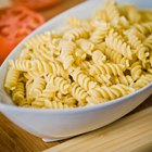 Cómo preparar un plato de pasta rotini con pollo