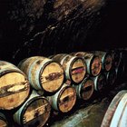 Cómo preparar y barnizar un barril de vino