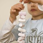 Como fazer uma torre de macarrão e marshmallow