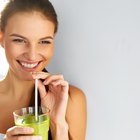 5 jugos de frutas naturales que ayudan a quemar grasas