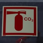 ¿Qué precauciones debes observar cuando uses un extintor de incendios con dióxido de carbono y por qué es necesario saber esto?
