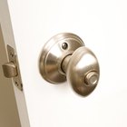 Cómo desbloquear el seguro de la perilla de una puerta 