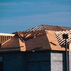 What Is the Difference Between a Hip Rafter & a Common Rafter?