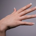 Cómo remover las uñas de acrílico usando quitaesmalte