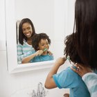Cómo agregar molduras alrededor de un espejo del baño