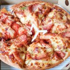 Teenage couple eating pizza