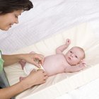 Cómo cambiar a un bebé recién nacido que ha sido circuncidado