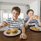 Cómo alentar a los niños que comen muy lento a que lo hagan más rápido