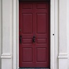 ¿Qué tipo de pintura y pintura base se utilizan en una puerta de aglomerado para exteriores?