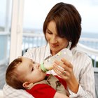 Baby trinkt aus Flasche