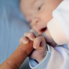 Sequenz, die zeigt, wie ein Baby in einer Windel laufen lernt