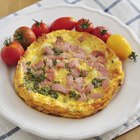 As calorias em um omelete com três ovos e presunto e queijo