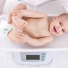 Pesage de bébé fille sur la balance