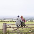 Cómo hacer una puerta rústica para el camino de entrada a un rancho