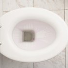 Por que o vaso sanitário não esvazia ao dar descarga?