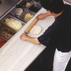Cómo evitar que la masa de la pizza se encoja al ponerla en un sartén