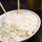 ¿Cómo puedo darle vida a un plato de arroz blanco?