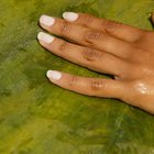 ¿Cómo quitar esmalte de uñas seco de material de poliéster?