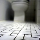 Quais as causas da umidade ao redor do vaso sanitário em piso de azulejos?