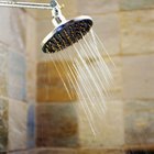 ¿Por qué se queda mi ducha sin agua caliente rápidamente?