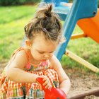 ¿Debería preocuparme si mi hijo pequeño come tierra?
