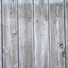 Cómo envejecer las tablas de madera nuevas de una cerca