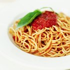 Spaghetti with chicken meatballs and broccoli.