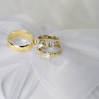 Cómo usar un anillo de boda y un anillo de compromiso