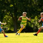 ¿Cómo ayudan los deportes a los niños en la escuela?