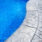 ¿Cuál es el efecto del cloro en el pH de una piscina?