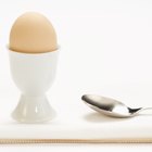 A melhor maneira de tirar a casca de um ovo cozido mole
