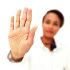 ¿Los padres pueden disciplinar a sus hijos con gestos de la mano?