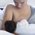 Eine Mutter füttert ihren neugeborenen, bezaubernden Jungen