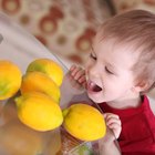 Crianças a beber sumo de laranja