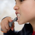 Cómo quitar la placa de los dientes de los niños de forma segura