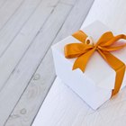 Cómo envolver una canasta de regalo con papel celofán