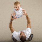 ¿Cuáles son los riesgos de lanzar al aire a un bebé?