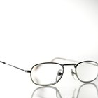 Como desentortar uma armação de óculos de metal